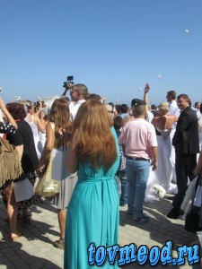 Свадьба 70 пар в Ларнаке. Кипр. Кидают букеты невест